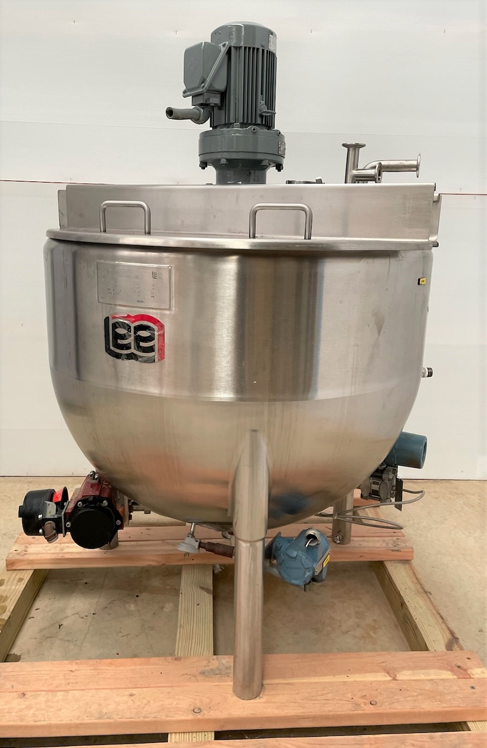used 60 Gallon LEE Stainless Steel Jacketed with Scrape Surface agitation Kettle, Single Motion Agitator with Scraper Blades. Model 60D7S. Jacket rated 150 PSI @ 366 Deg.F. Has actuated bottom outlet valve and instrumentation including Temperature transmitter. Video of unit running available.